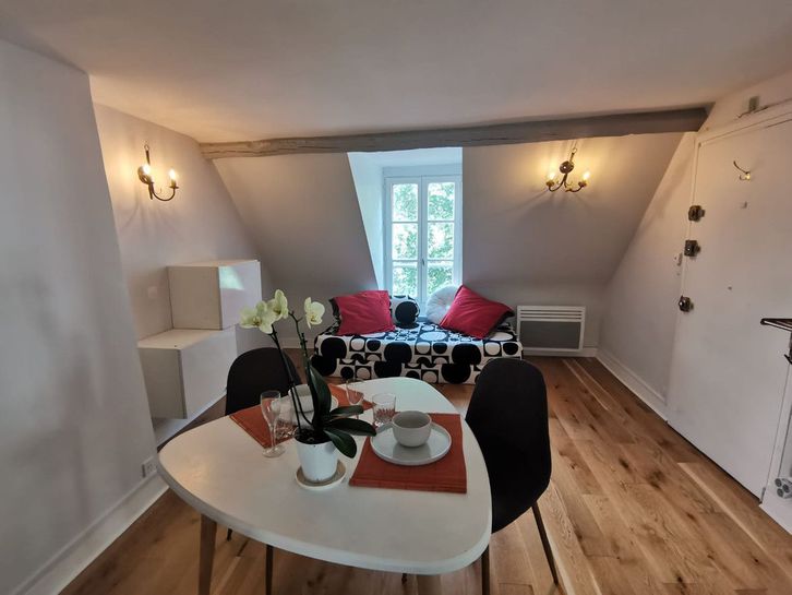 Superbe studio meubl  louer  Paris France  Immobilier